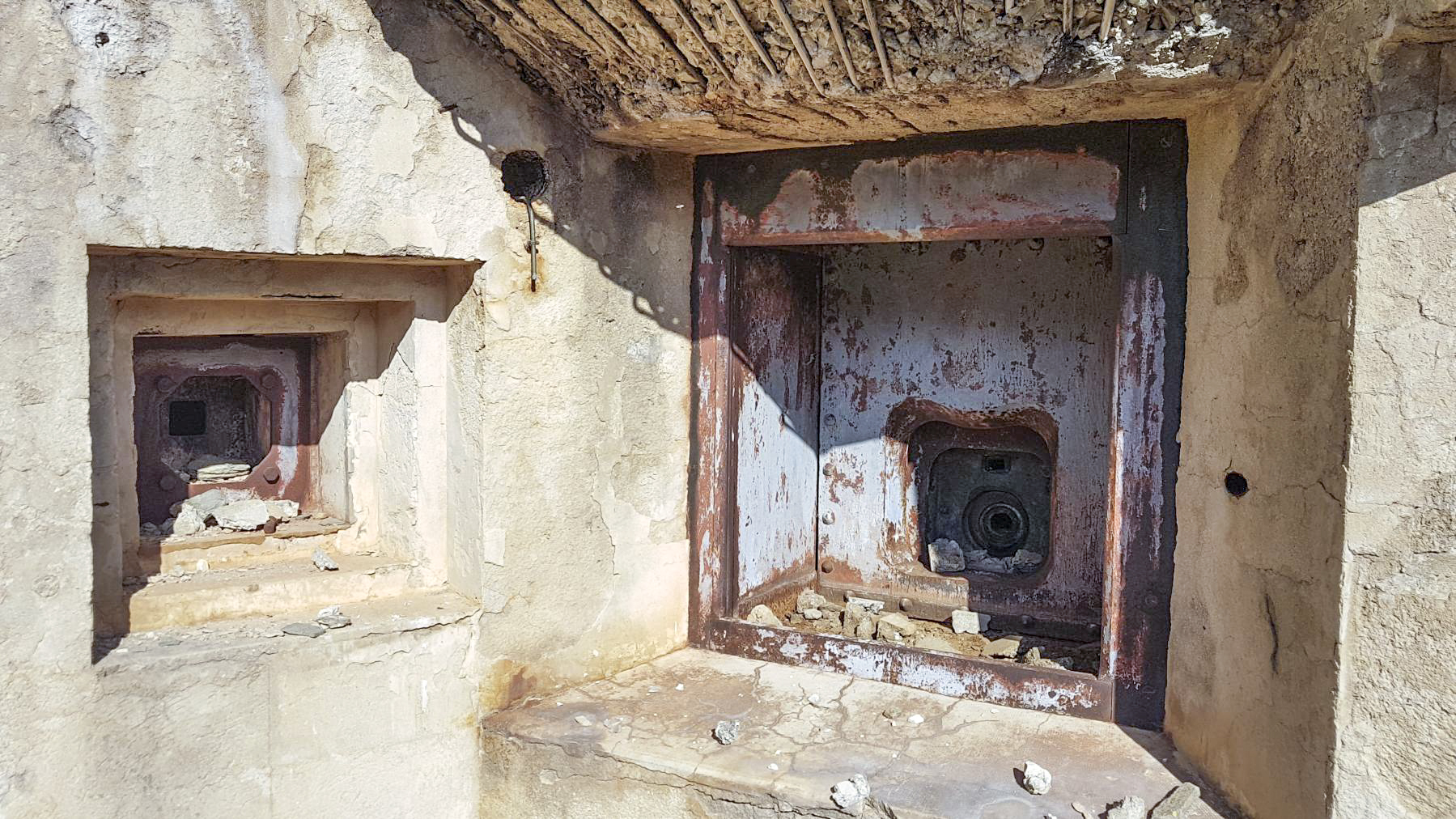Ligne Maginot - LAVOIR - (Ouvrage d'artillerie) - Bloc 1
Embrasure de canon-mortier de 75 mle 31 et créneau FM de défense rapprochée