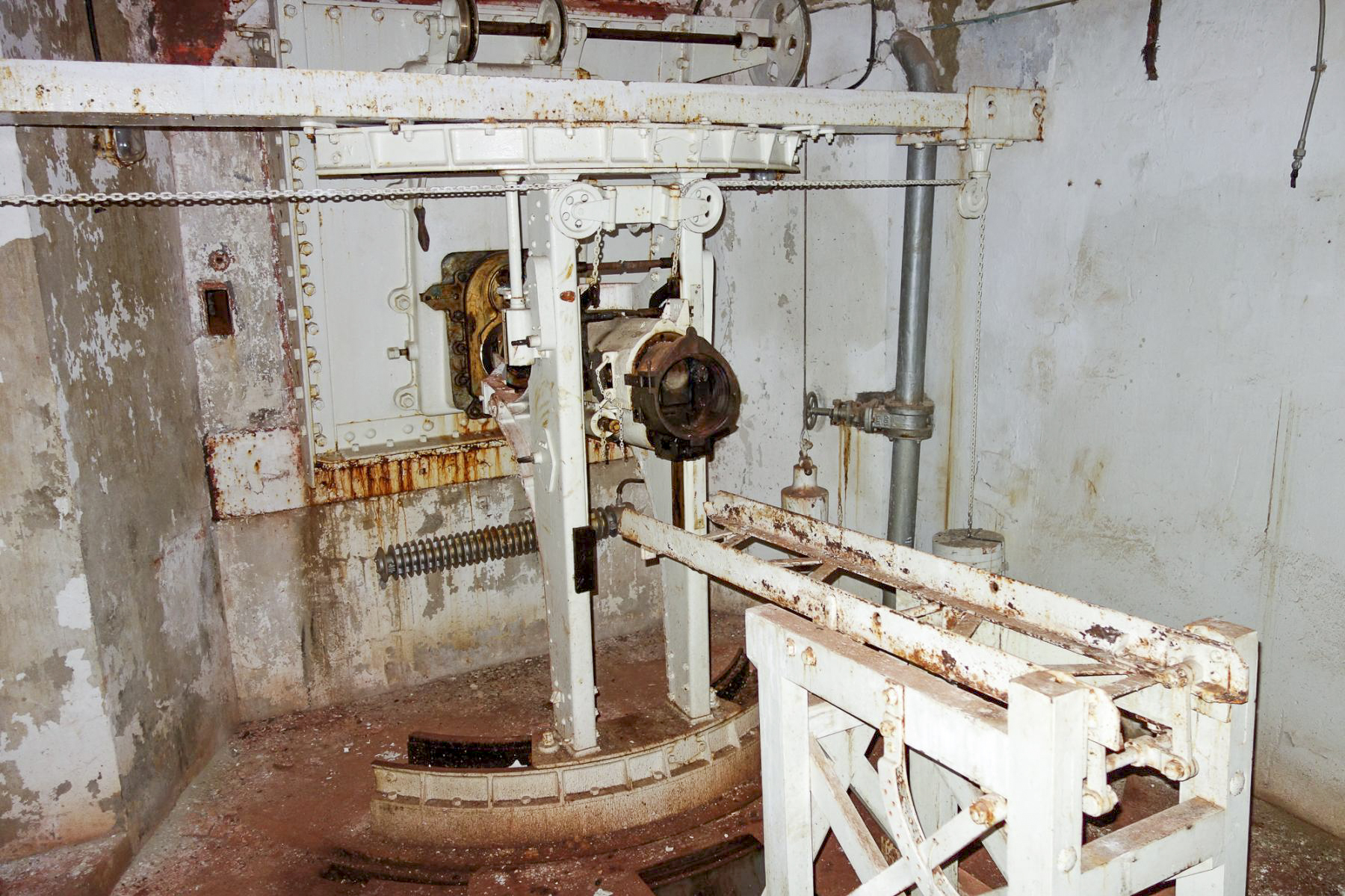 Ligne Maginot - LAVOIR - (Ouvrage d'artillerie) - Bloc 1
Chambre de tir pour canon-mortier de 75 mle 31, avec le chariot destiné à la manutention du tube. - Michel Teiten