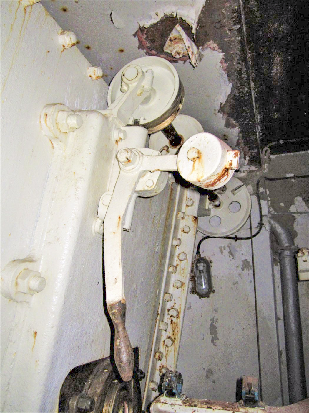 Ligne Maginot - LAVOIR - (Ouvrage d'artillerie) - Bloc 1
Canon-mortier de 75 mle 31
Commande de fermeture du volet d'embrasure