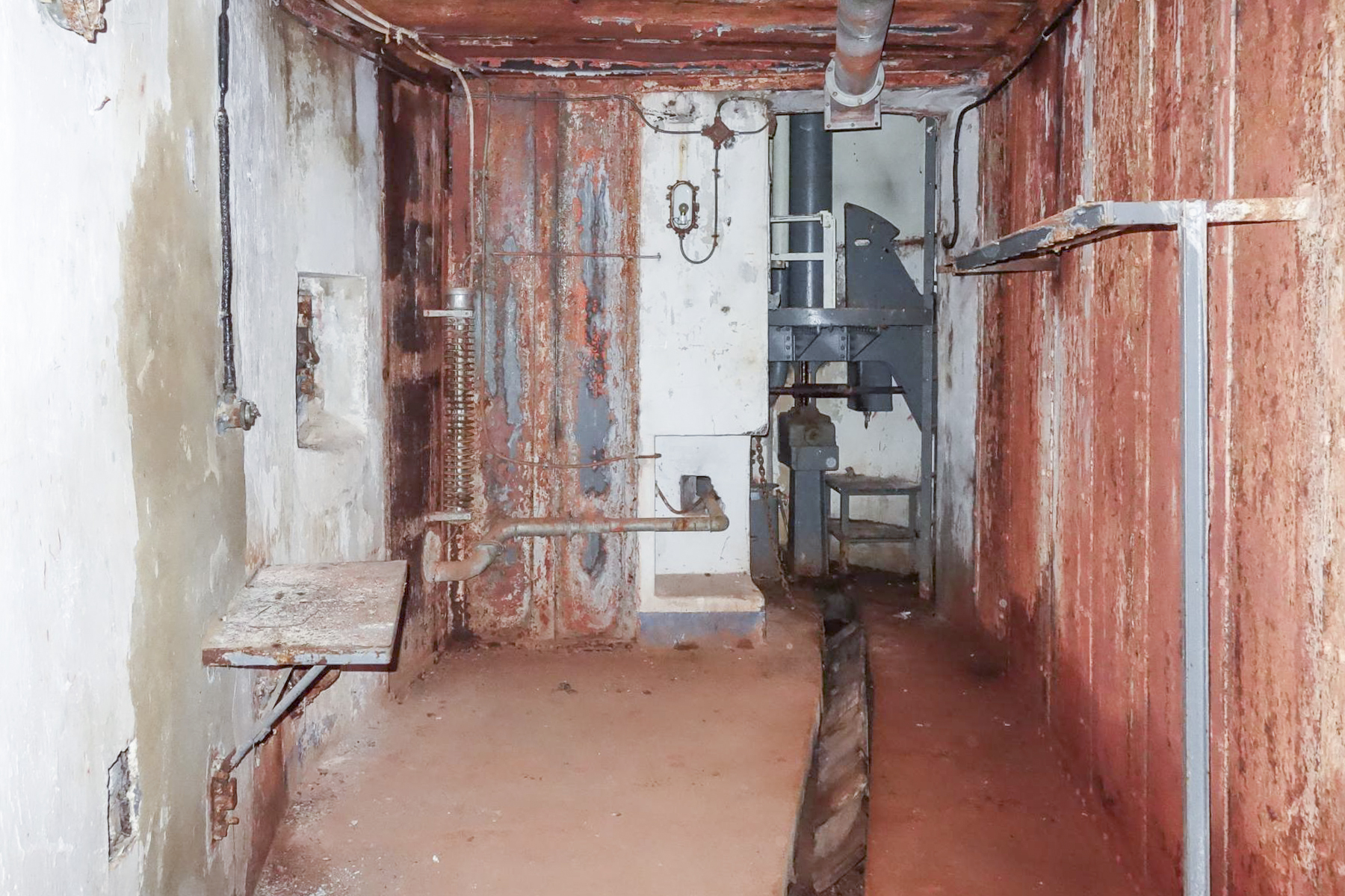 Ligne Maginot - LAVOIR - (Ouvrage d'artillerie) - Bloc 1
Créneau FM et cloche JM - Michel Teiten