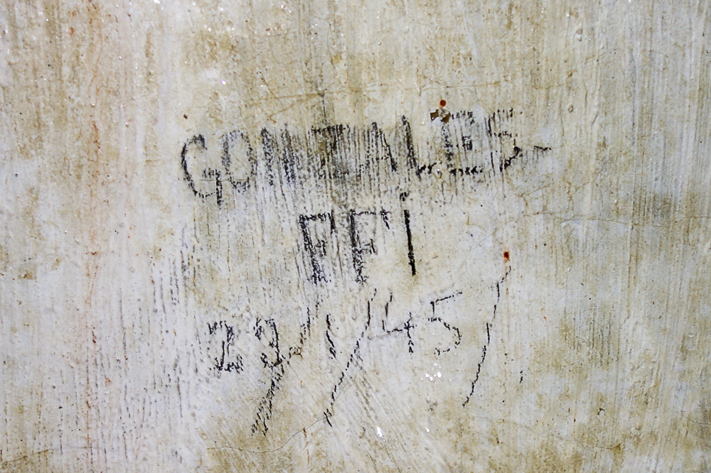 Ligne Maginot - LAVOIR - (Ouvrage d'artillerie) - Bloc 2
Etage inférieur
Graffiti d'un FFI dans le PC 