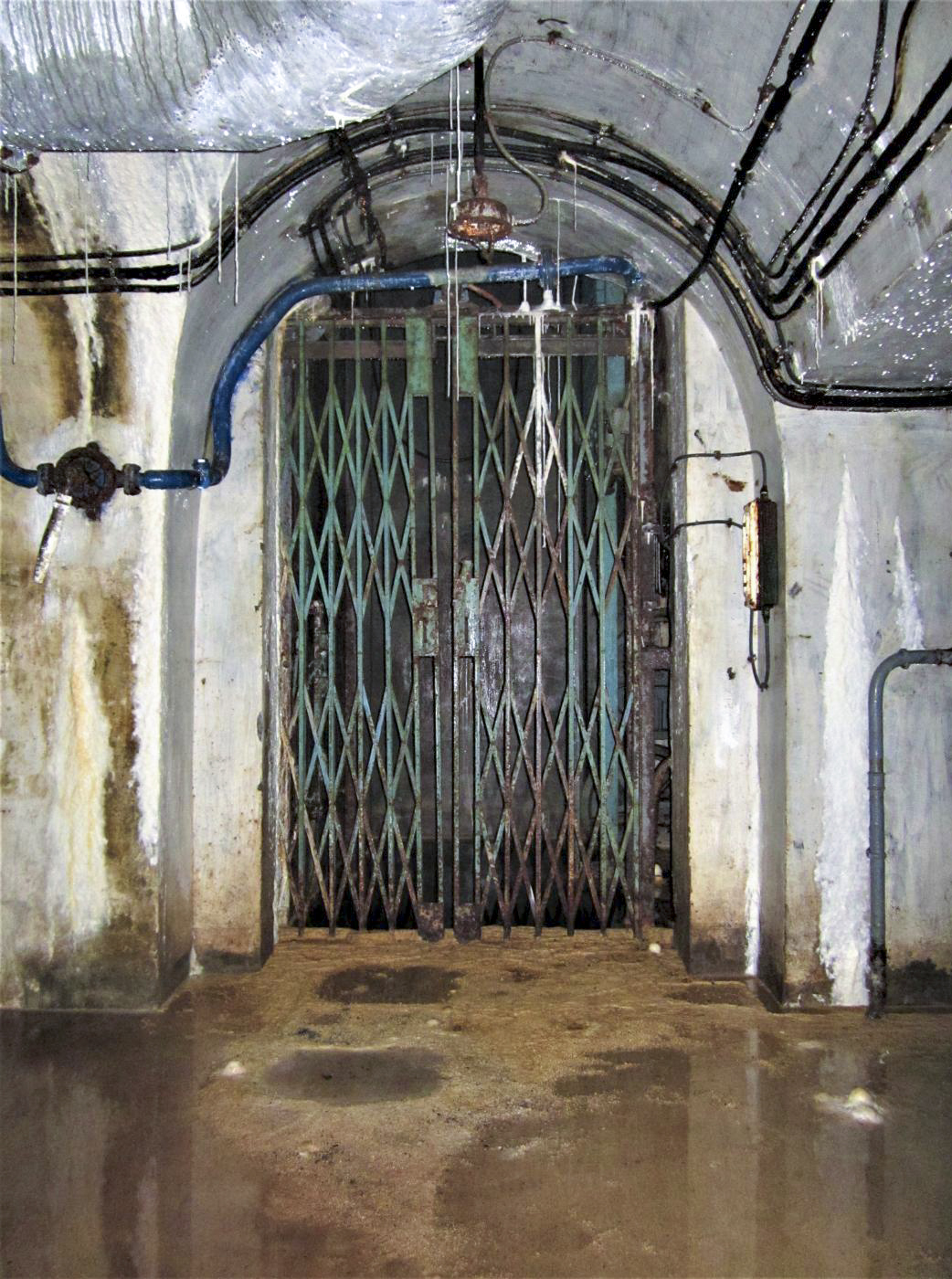 Ligne Maginot - LAVOIR - (Ouvrage d'artillerie) - Bloc 2
Monte-charge au pied du bloc