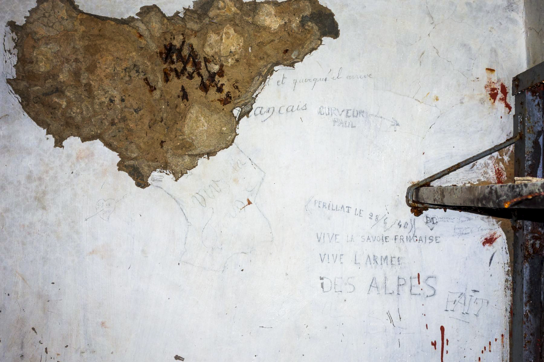 Ligne Maginot - LAVOIR - (Ouvrage d'artillerie) - Bloc 4
Etage inférieur
Graffitis dans la chambre de troupe :
'Vive la France' sur la carte de France
Perillat le 28/6/40 
Vive la Savoie Française - Vive l'Armée des Alpes - Michel Teiten