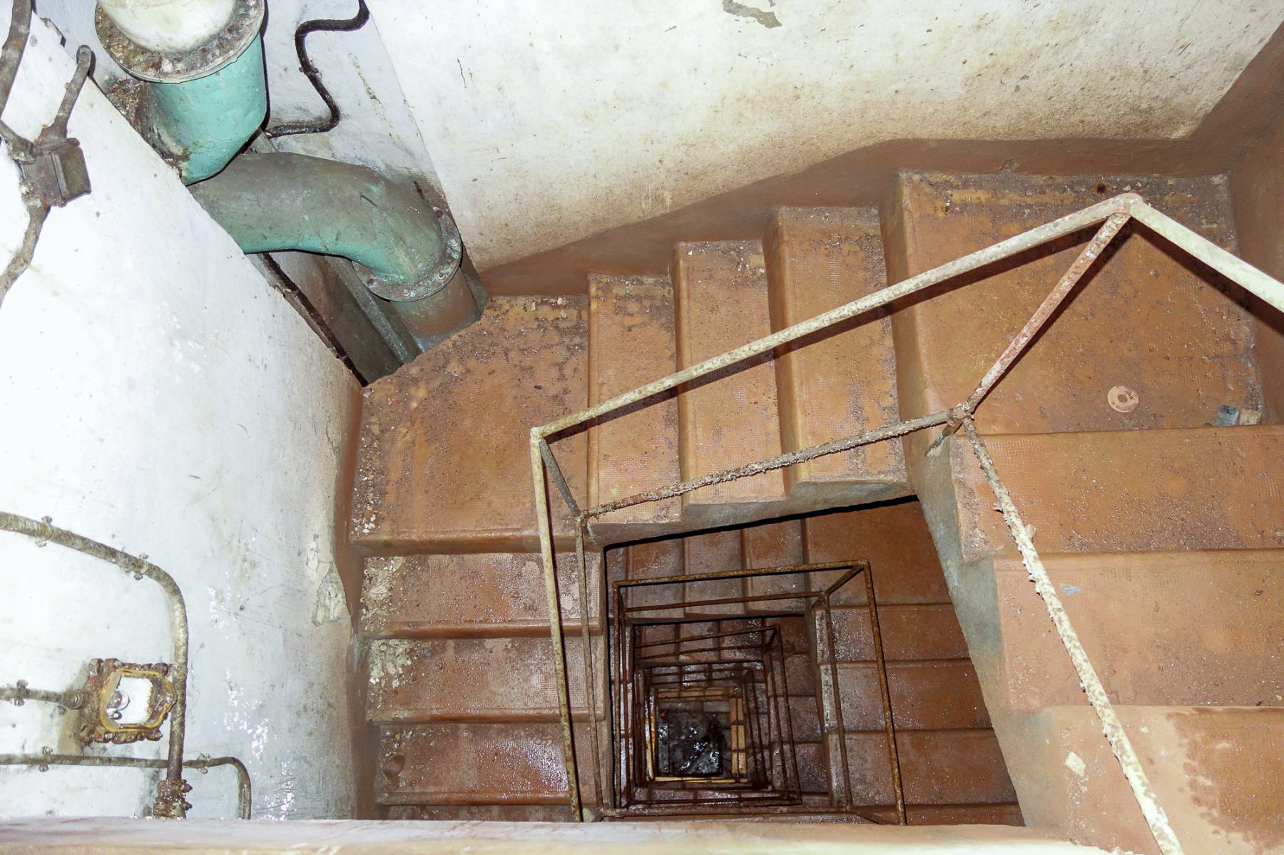 Ligne Maginot - LAVOIR - (Ouvrage d'artillerie) - Bloc 4
Cage d'escalier vue des étages - Michel Teiten