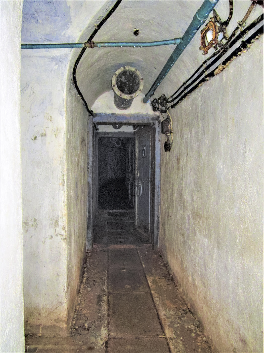 Ligne Maginot - LAVOIR - (Ouvrage d'artillerie) - Bloc 4
Au fond le sas étanche isolant le bloc, à gauche l'accès à l'urinoir