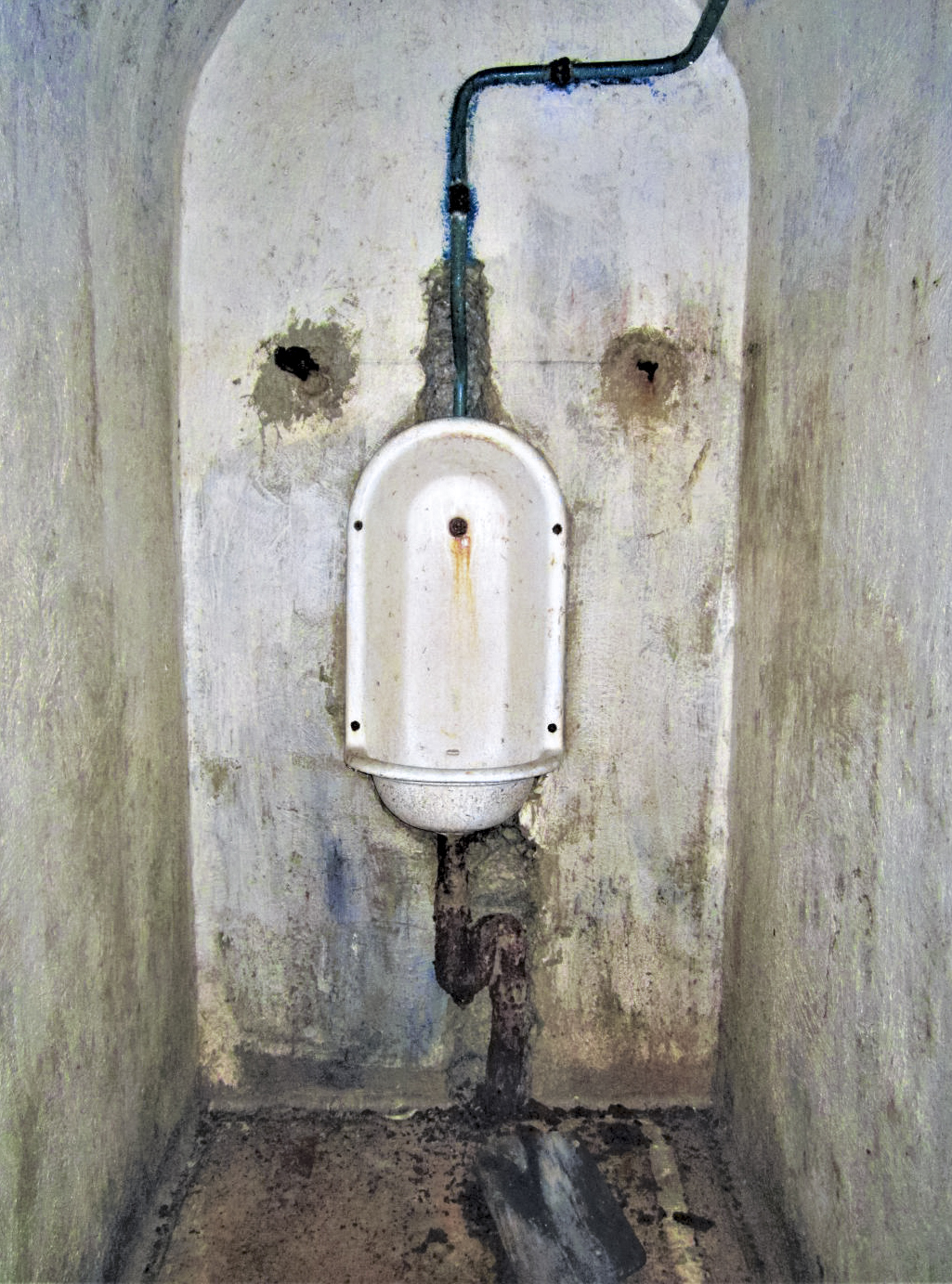 Ligne Maginot - LAVOIR - (Ouvrage d'artillerie) - Bloc 4
Urinoir dans la galerie
