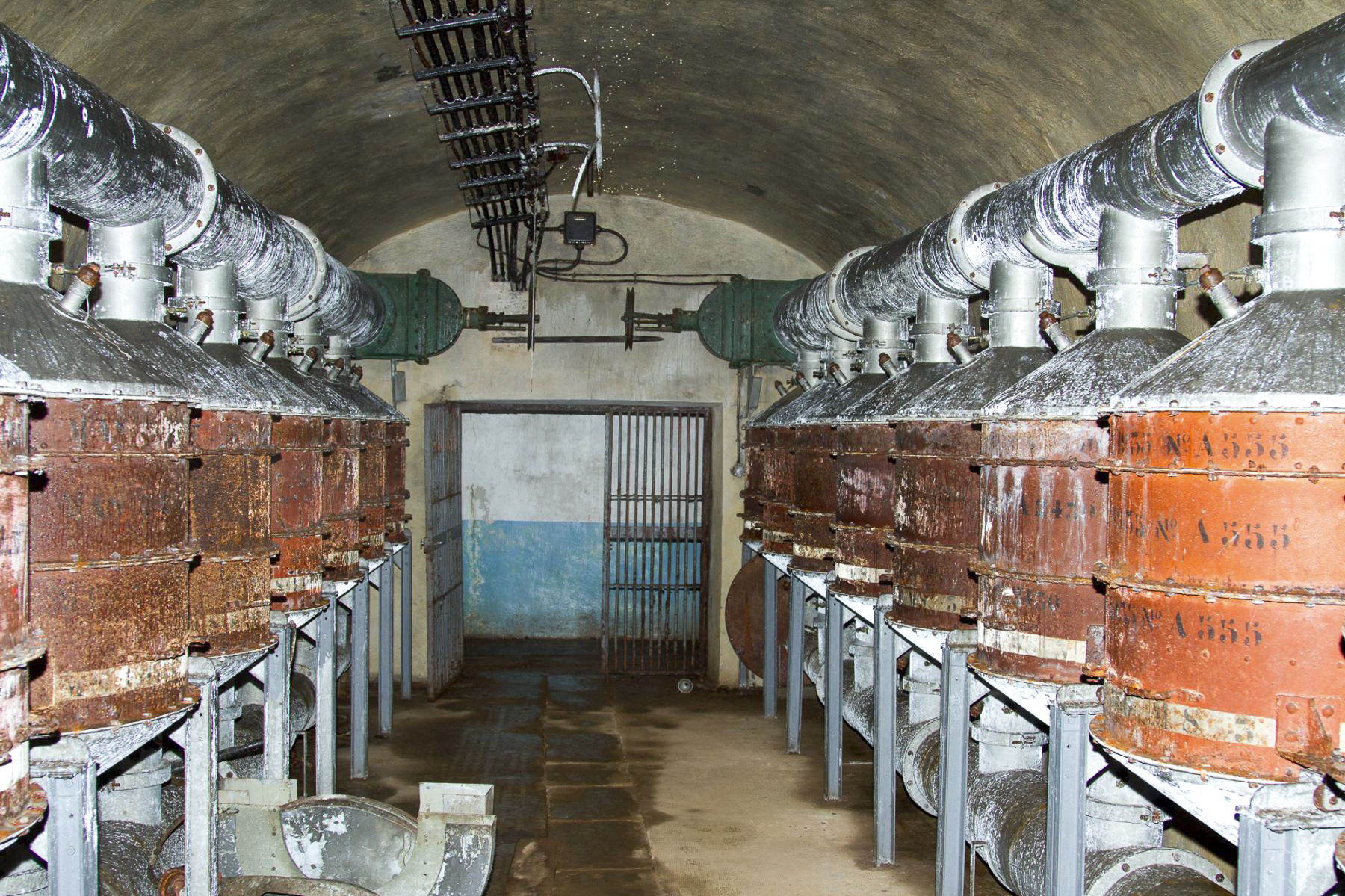 Ligne Maginot - LAVOIR - (Ouvrage d'artillerie) - Salle de neutralisation.
Au fond, derrière la grille, la galerie principale - Michel Teiten