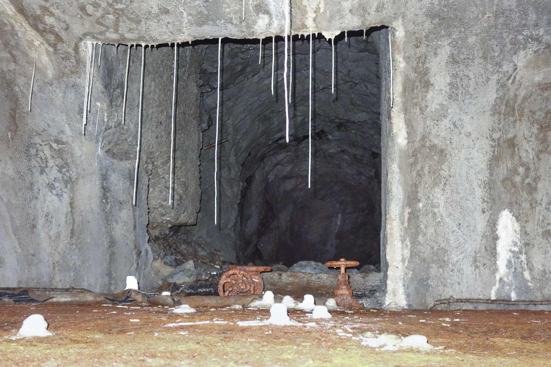 Ligne Maginot - LAVOIR - (Ouvrage d'artillerie) - Salle des citernes
Au-dessus d'une des citernes d'eau potable, on voit la galerie d'accès à la source interne de l'ouvrage - Michel Teiten