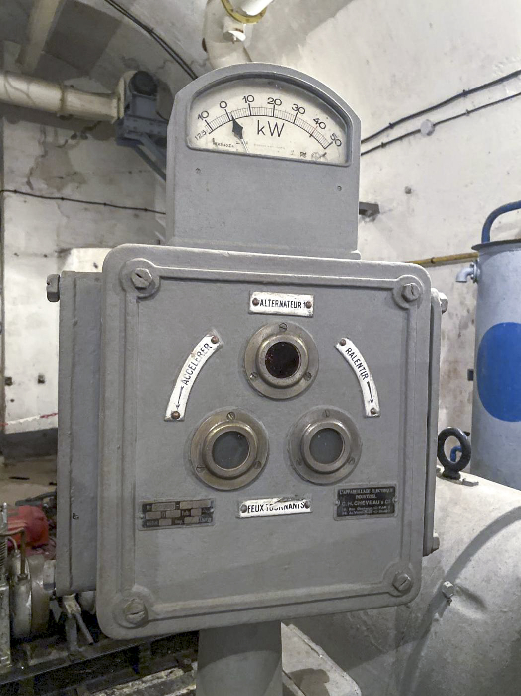 Ligne Maginot - SAINT ROCH (SHR) - (Ouvrage d'artillerie) - L'usine électrique 
Colonne des feux tournants permettant le couplage du groupe électrogène au réseau de l'ouvrage.