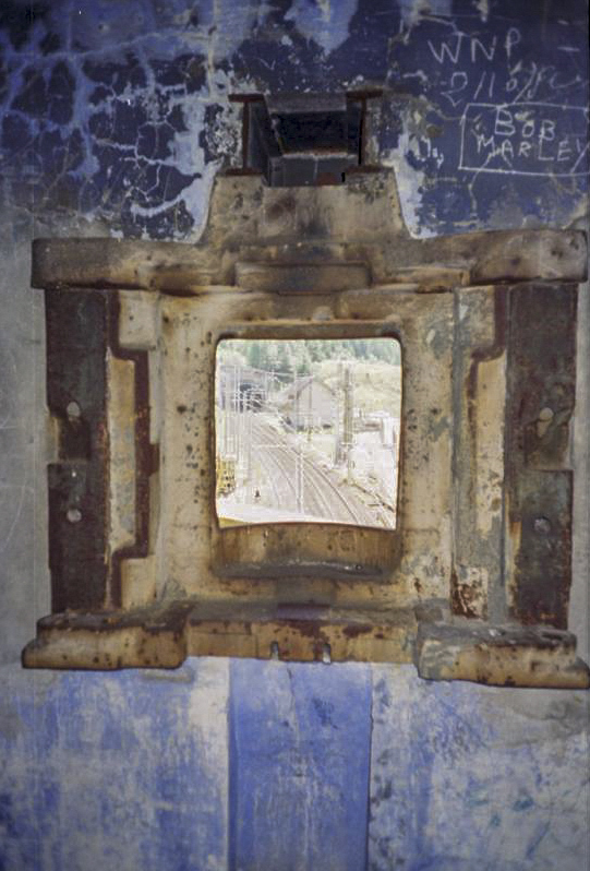 Ligne Maginot - RIEUX ROUX 2 - TUNNEL FERROVIAIRE - (Blockhaus pour arme infanterie) - Le créneau et sa vue sur le tunnel