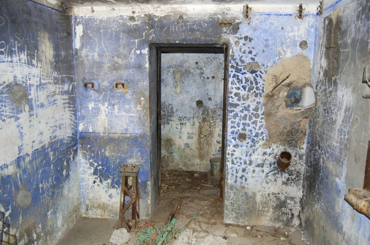 Ligne Maginot - RIEUX ROUX 2 - TUNNEL FERROVIAIRE - (Blockhaus pour arme infanterie) - à gauche - reste de ventilateur?