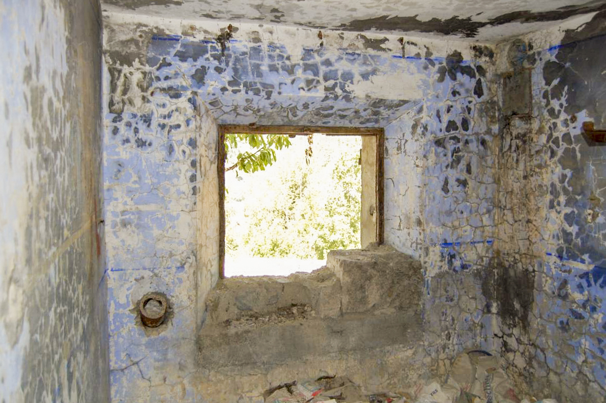 Ligne Maginot - RIEUX ROUX 2 - TUNNEL FERROVIAIRE - (Blockhaus pour arme infanterie) - Fenêtre et goulotte à grenade
