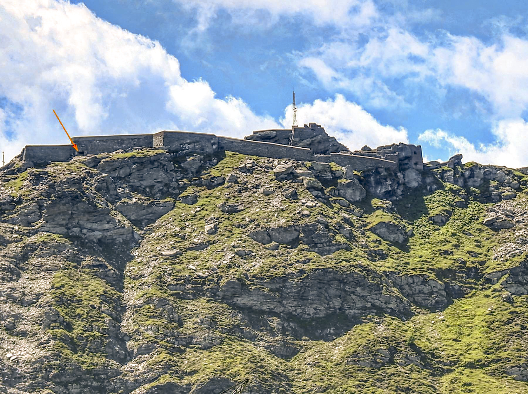 Ligne Maginot - REDOUTE RUINEE - (Ouvrage d'infanterie) - Vu depuis l'hospice du Petit St Bernard, le créneau Hotchkiss de l'ouvrage d'AP orienté vers le col est bien visible - Jean-Michel Jolas
