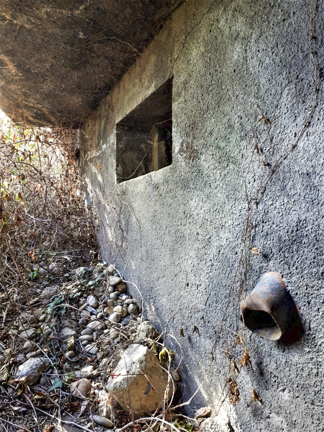Ligne Maginot - 34/2 - CHALAMPE NORD OUEST - (Casemate d'infanterie - Double) - Chambre de tir sud.
Créneau JM et goulotte à grenades - Gregory Fuchs