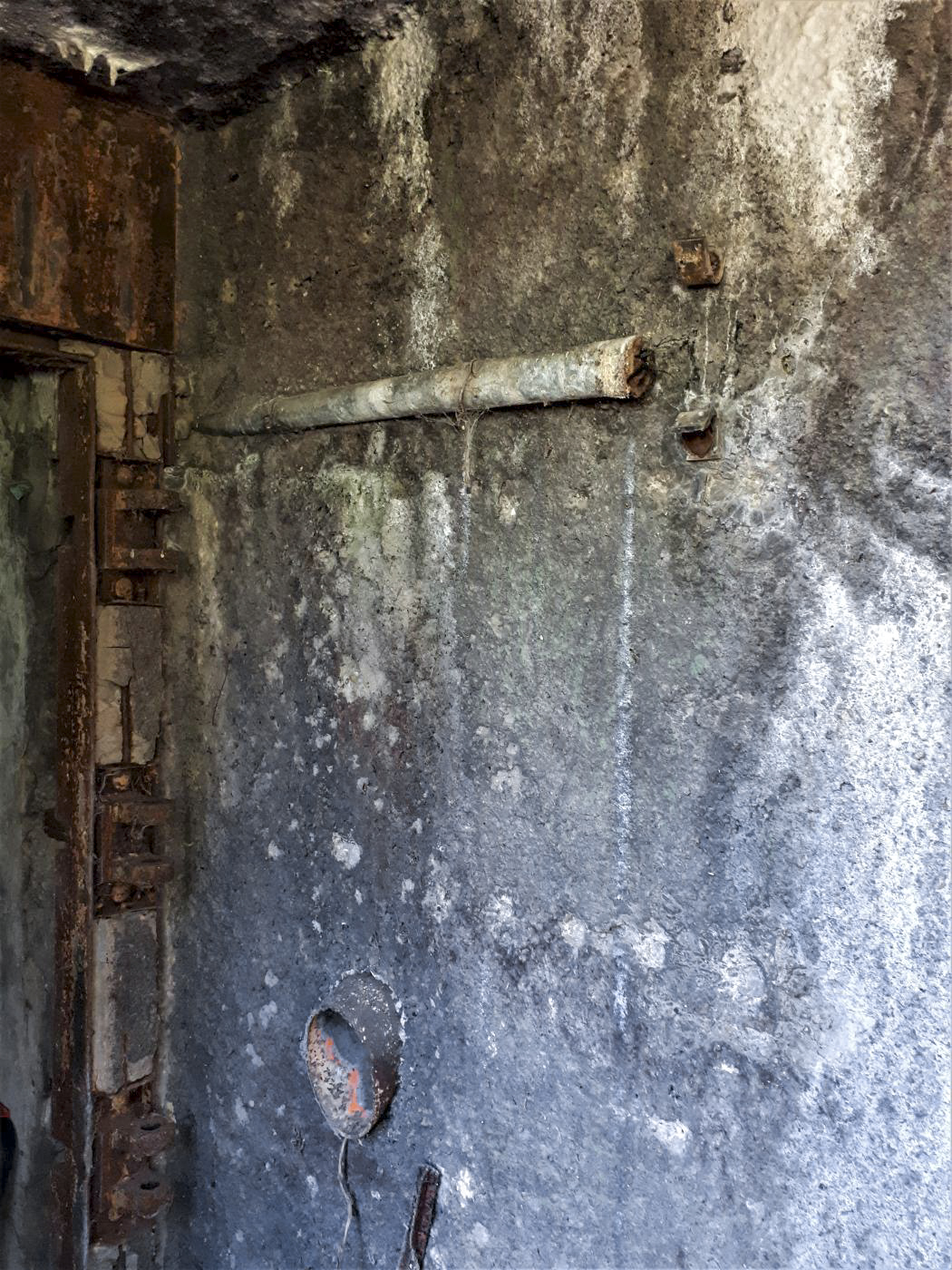 Ligne Maginot - 34/2 - CHALAMPE NORD OUEST - (Casemate d'infanterie - Double) - Emplacement du bornier de raccordement des lignes de campagne. En dessous une goulotte à grenades - Gregory Fuchs