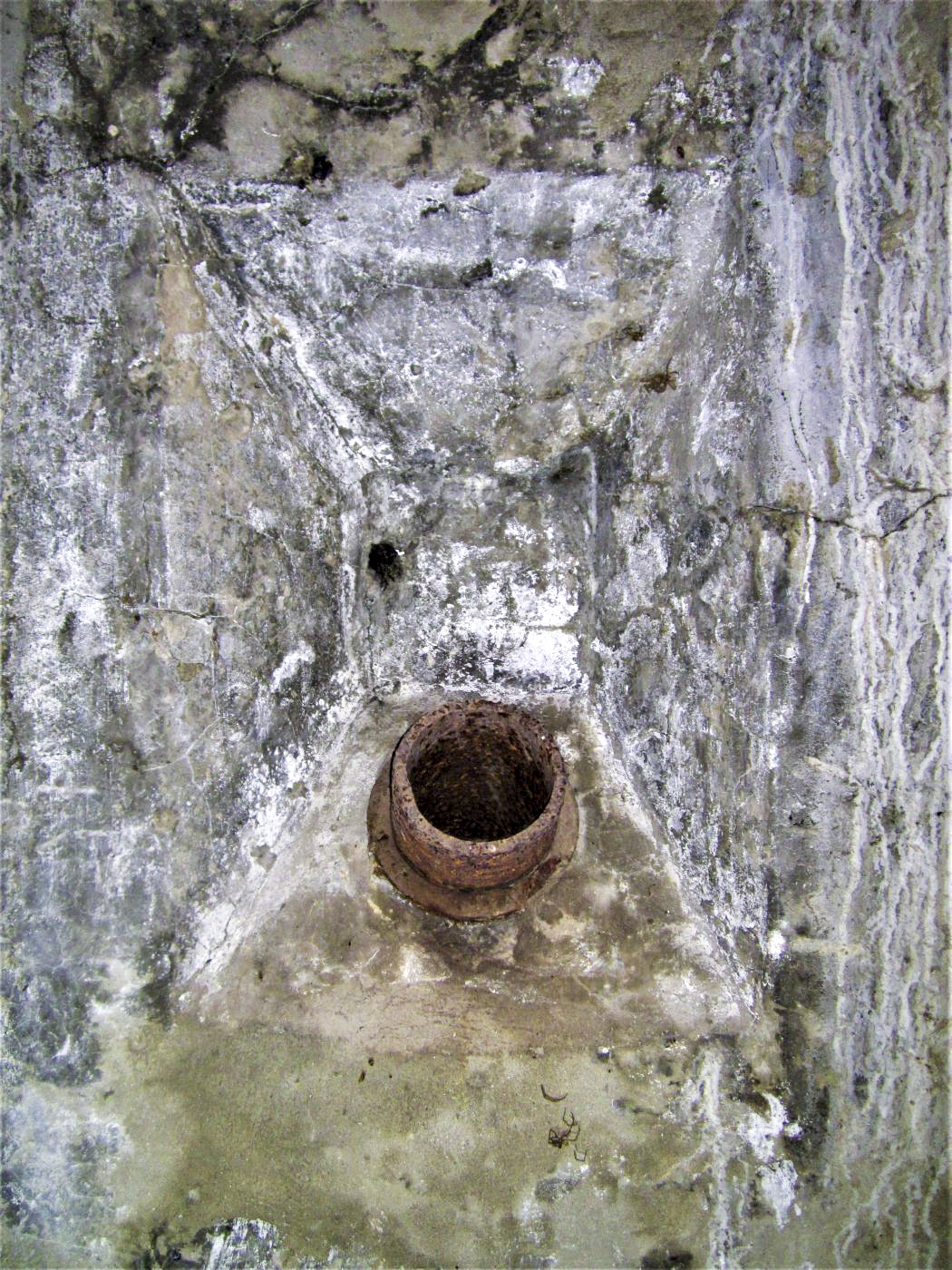 Ligne Maginot - 34/2 - CHALAMPE NORD OUEST - (Casemate d'infanterie - Double) - Chambre de tir nord.
Goulotte à grenades - Gregory Fuchs