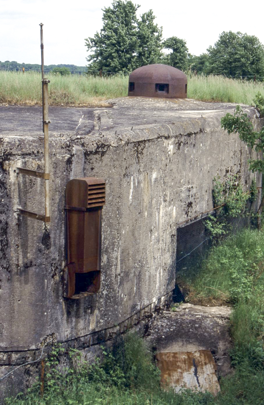 Ligne Maginot - MENSKIRCH - C57 - (Casemate d'infanterie - Double) - Chambre de tir droite surmontée par sa cloche GFM - Michel Teiten