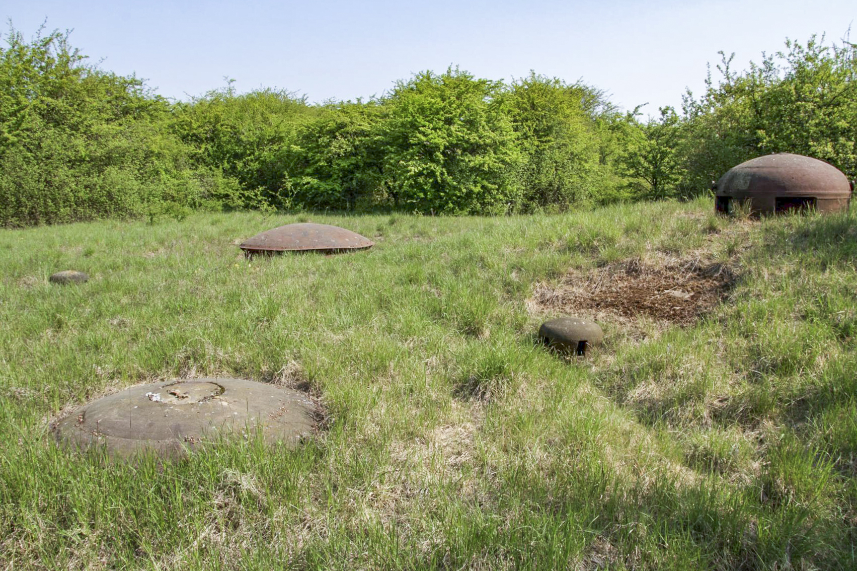 Ligne Maginot - ROCHONVILLERS - A8 - (Ouvrage d'artillerie) - Bloc 6
Vue générale montrant la tourelle de 135, la cloche GFM, la cloche LG et les deux cloches de prises d'air - Michel Teiten