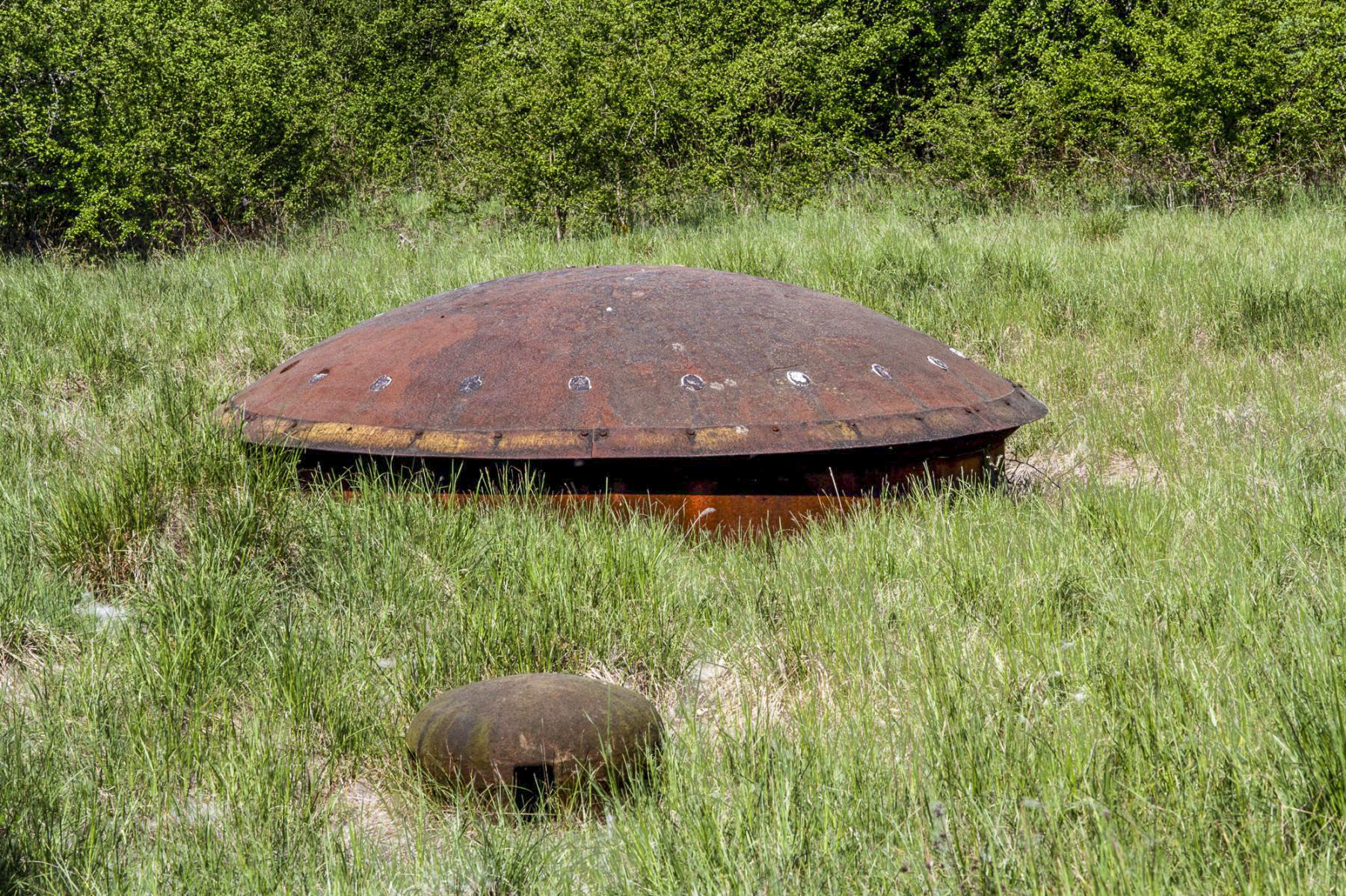 Ligne Maginot - ROCHONVILLERS - A8 - (Ouvrage d'artillerie) - Bloc 7
Tourelle de 135 en batterie et cloche de prise d'air - Michel Teiten