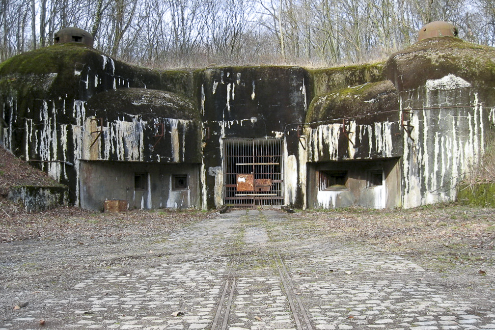Ligne Maginot - KOBENBUSCH  - A13 - (Ouvrage d'artillerie) - Entrée des munitions
La voie de 60 qui dessert l'ouvrage est bien visible  - Michel Teiten