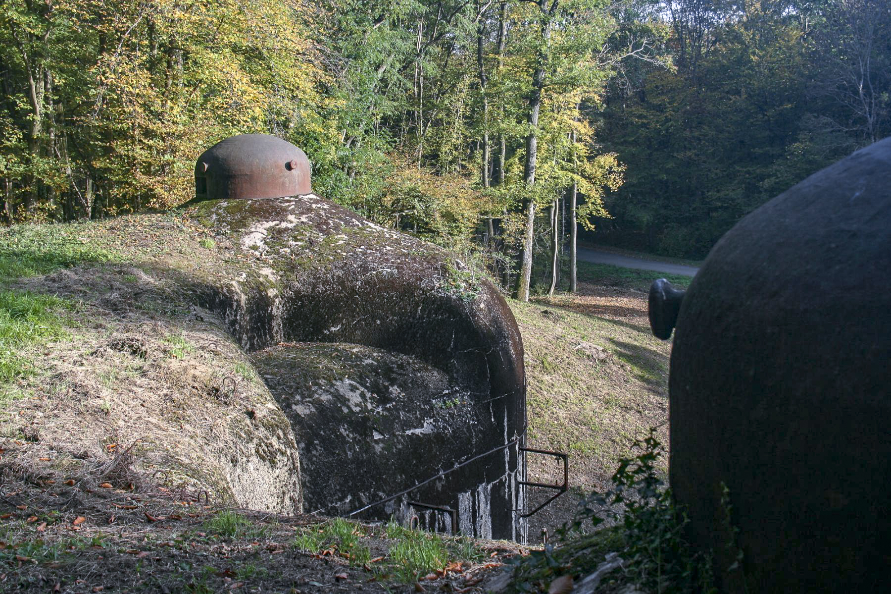 Ligne Maginot - KOBENBUSCH  - A13 - (Ouvrage d'artillerie) - Entrée des munitions
Cette vue avec les deux cloches GFM met bien en évidence la forme unique de cette entrée - Michel Teiten