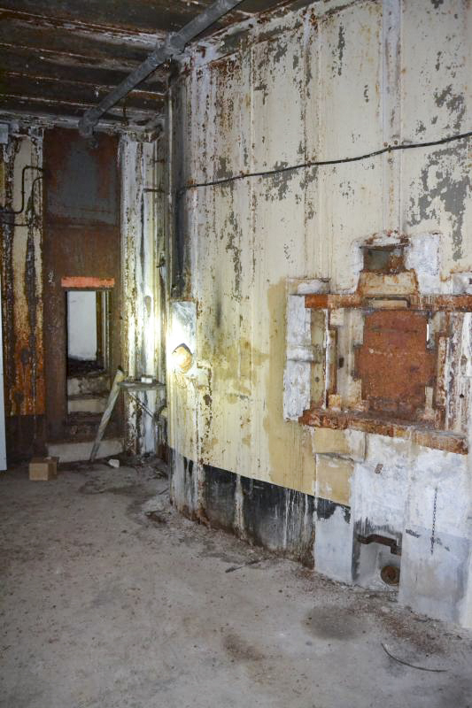 Ligne Maginot - KOBENBUSCH  - A13 - (Ouvrage d'artillerie) - Entrée munitions
Chambre de tir droite. Au fond les marches d'accès au pied de la cloche GFM.
