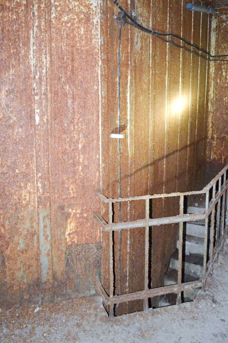 Ligne Maginot - KOBENBUSCH  - A13 - (Ouvrage d'artillerie) - Entrée munitions
Chambre de tir droite
Escalier d'accès vers l'autre chambre à gauche.