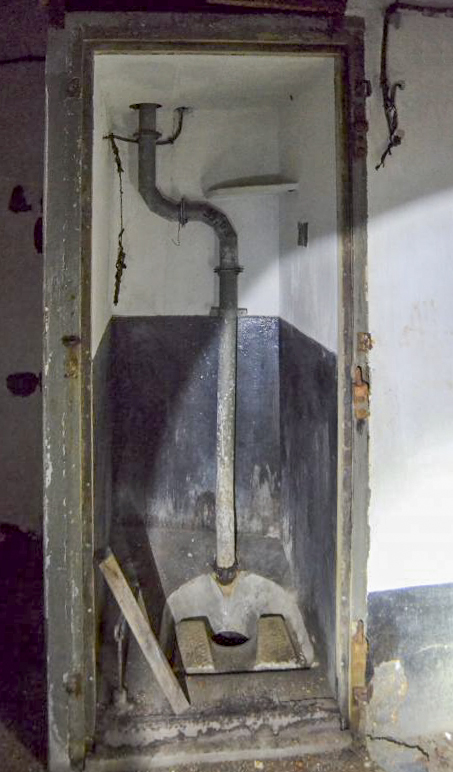 Ligne Maginot - KOBENBUSCH  - A13 - (Ouvrage d'artillerie) - Entrée munitions
Latrine