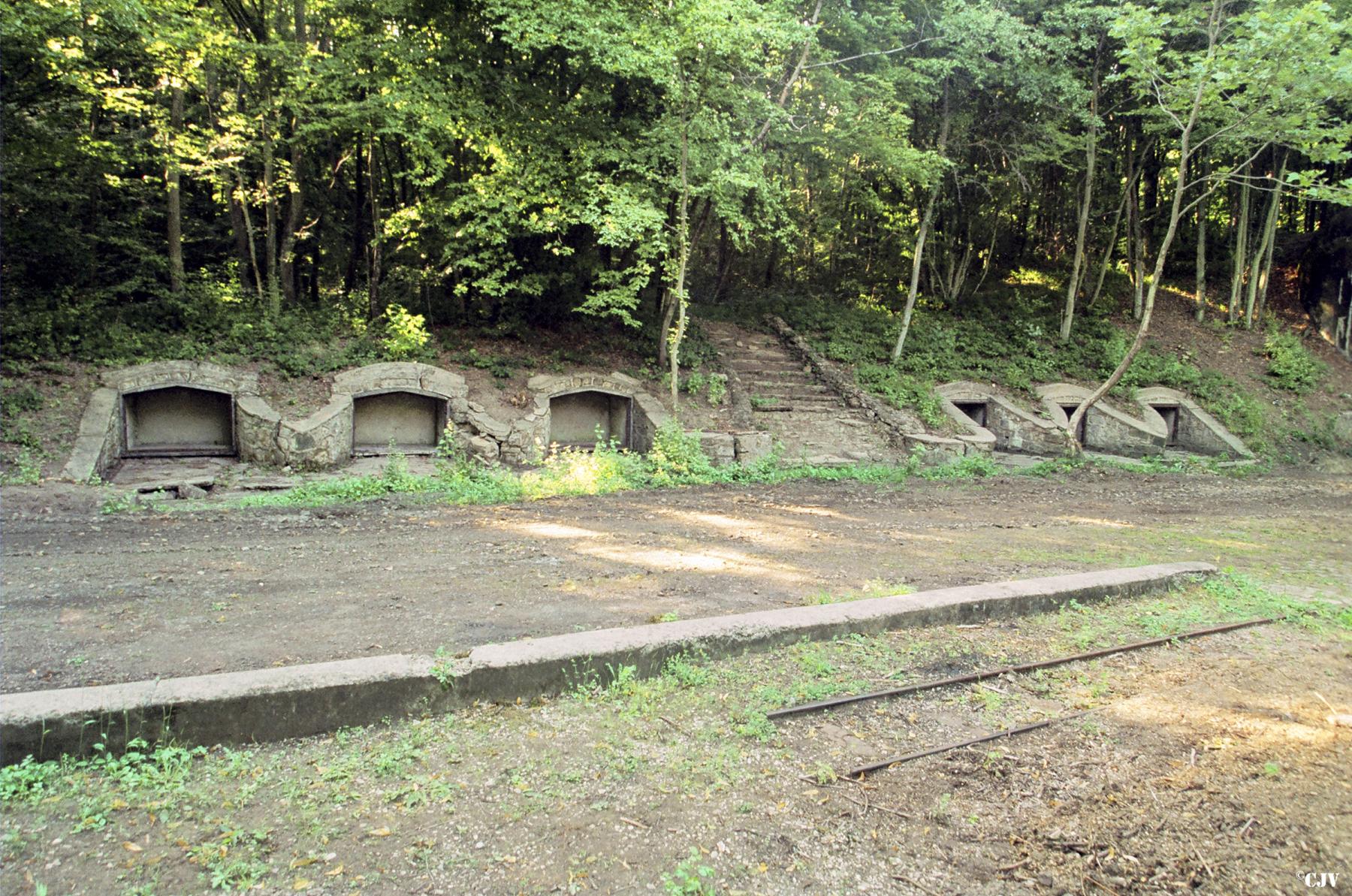 Ligne Maginot - KOBENBUSCH  - A13 - (Ouvrage d'artillerie) - Les niches pour le stockage des mines et des barbelés sur le parvis de l'entrée munitions