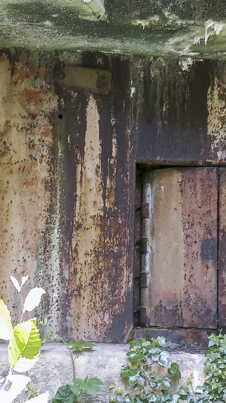 Ligne Maginot - KOBENBUSCH  - A13 - (Ouvrage d'artillerie) - Bloc 7
Volet blindé en place sur l'une des trois embrasures. - Marc Fossoul