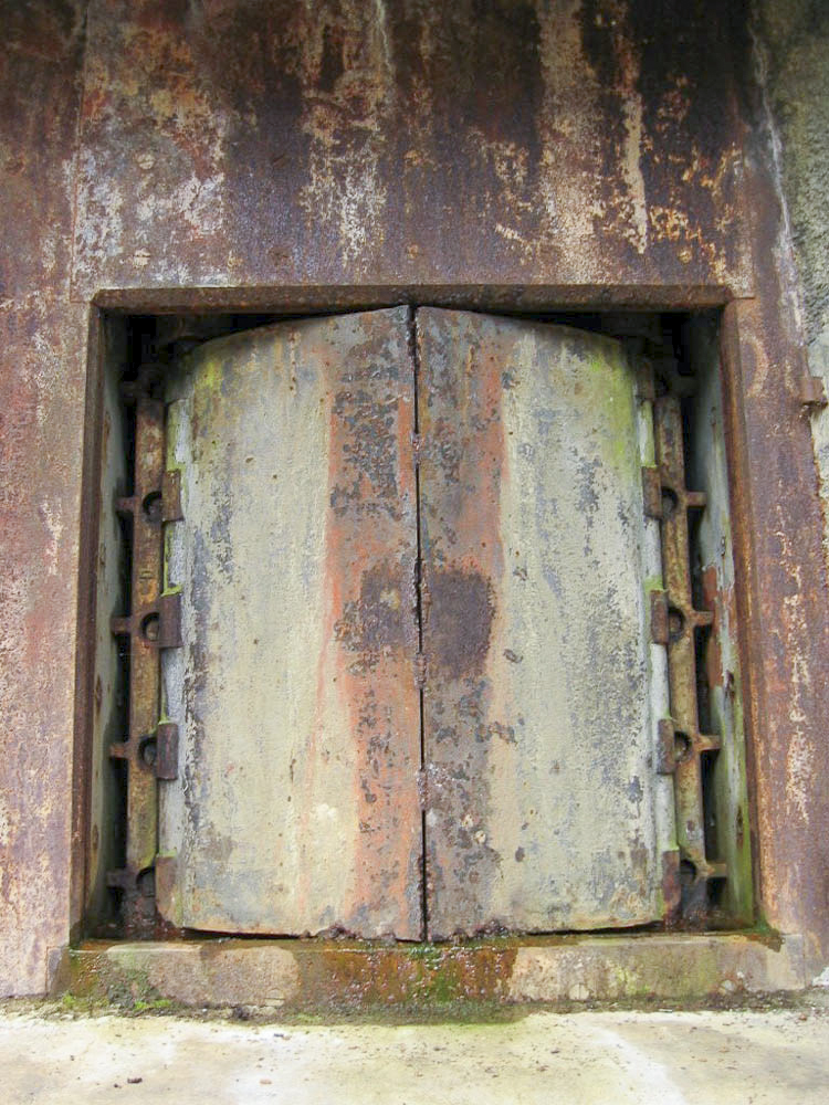 Ligne Maginot - KOBENBUSCH  - A13 - (Ouvrage d'artillerie) - Bloc 7
Casemate d'artillerie.
Volet blindé en place sur l'une des trois embrasures.