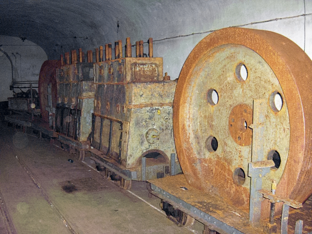 Ligne Maginot - Ouvrage d'artillerie du SCHIESSECK - Les groupes électrogènes de l'ouvrage du Kobenbusch stockés dans l'ouvrage du  Schiesseck