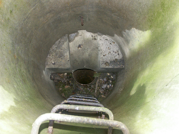 Ligne Maginot - KOBENBUSCH  - A13 - (Ouvrage d'artillerie) - Puits d'entrée des câbles   - Vue intérieure
Le câble n'est plus en place. Il s'agit probablement de l'arrivée de l'un des cables électriques HTA enlevés par les allemands