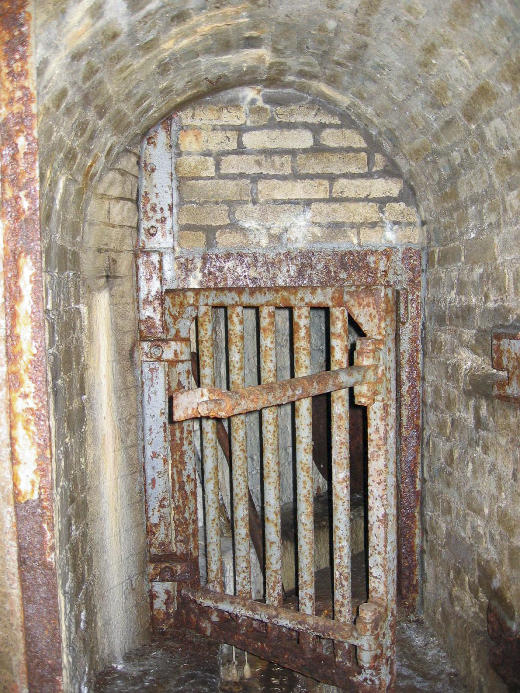 Ligne Maginot - BILLIG - A18 - (Ouvrage d'artillerie) - Entrée de l'égout visitable - Michel Teiten