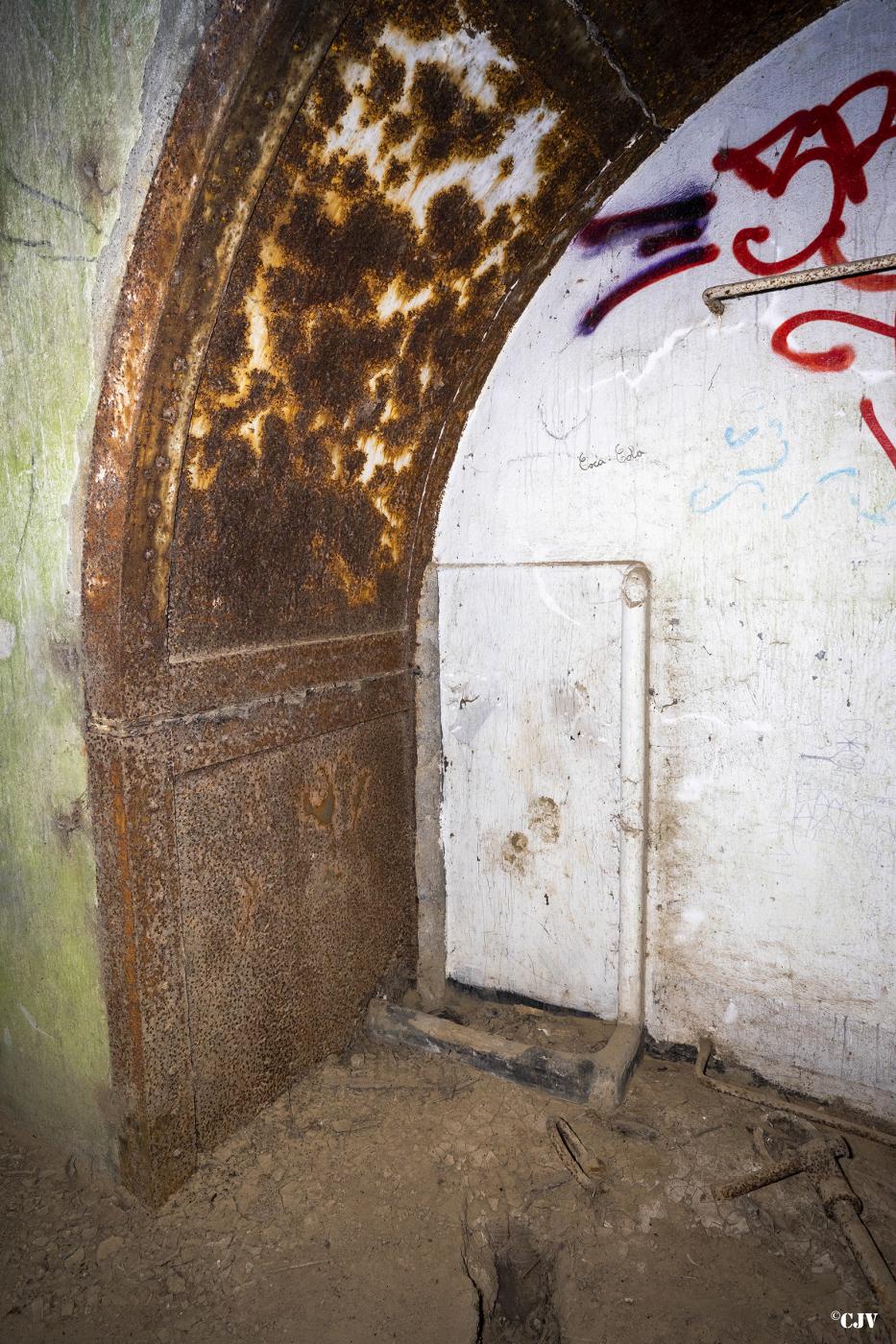 Ligne Maginot - SUD OUEST DE MAULDE - CASEMATE DE 155 - (Casemate d'artillerie) - Urinoir - Lia VERMEULEN