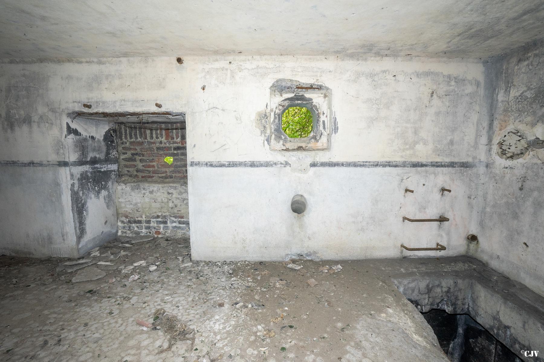 Ligne Maginot - B483 - CALVAIRE SAINT DRUON - (Blockhaus pour canon) - L'entrée du matériel est muré - Lia VERMEULEN