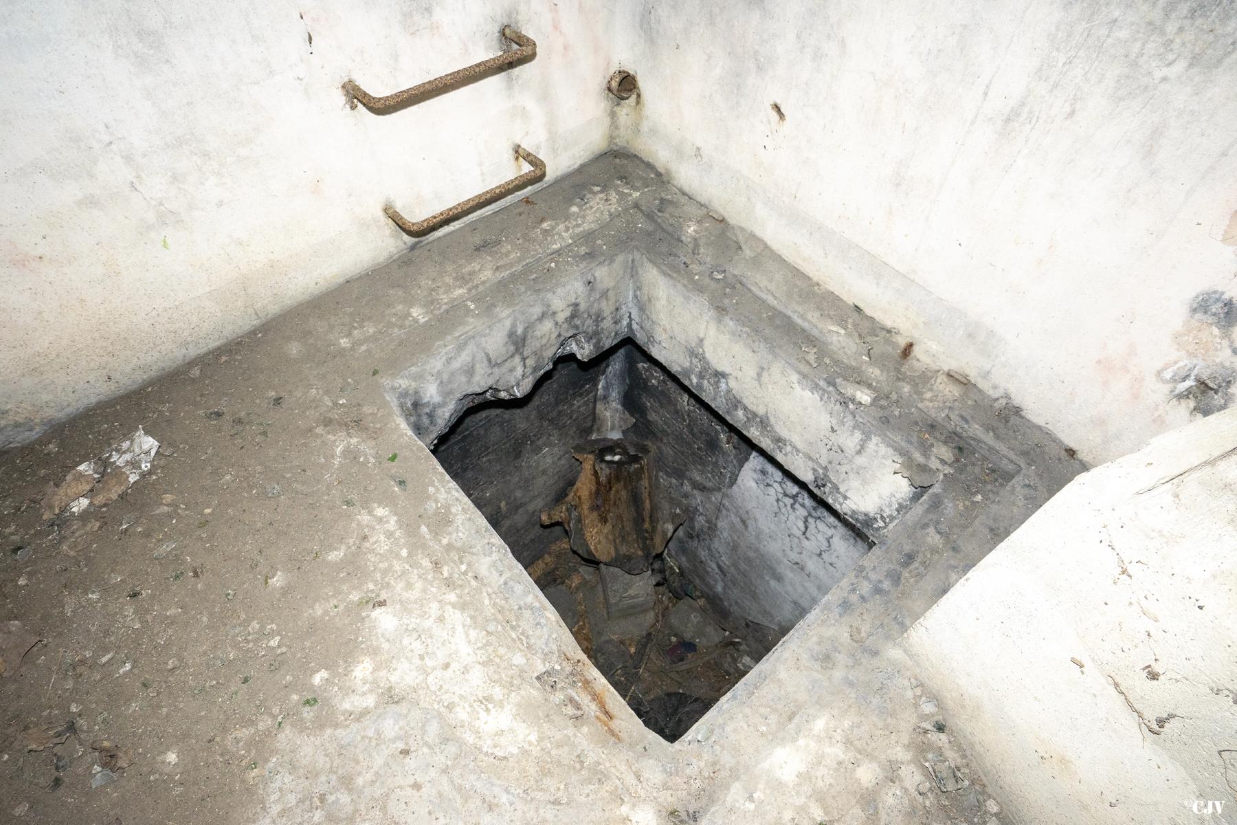 Ligne Maginot - B483 - CALVAIRE SAINT DRUON - (Blockhaus pour canon) - Passage vers le sous-sol - Lia VERMEULEN