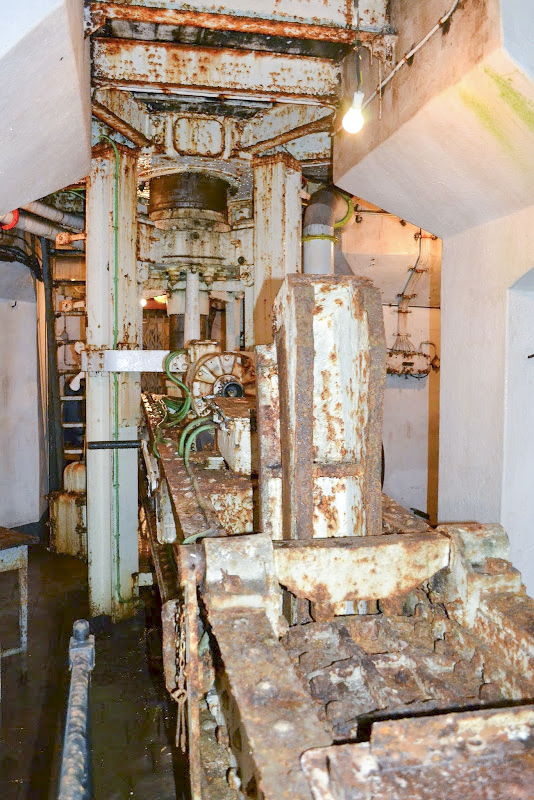Ligne Maginot - GALGENBERG - A15 - (Ouvrage d'artillerie) - Bloc 3
Tourelle de mitrailleuses,
L'étage inférieur avec le balancier du contrepoids de la tourelle