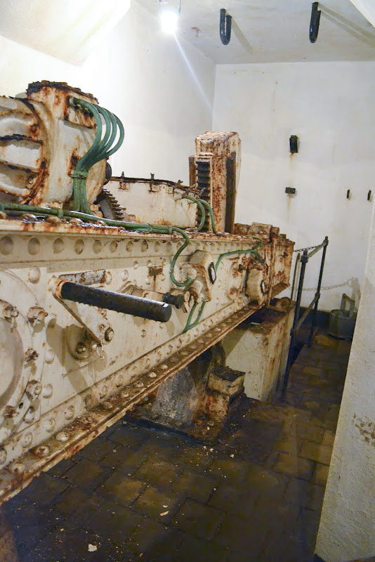 Ligne Maginot - GALGENBERG - A15 - (Ouvrage d'artillerie) - Bloc 3
Tourelle de mitrailleuses, 
Le balancier de la tourelle et le contrepoids en bout de ce dernier
