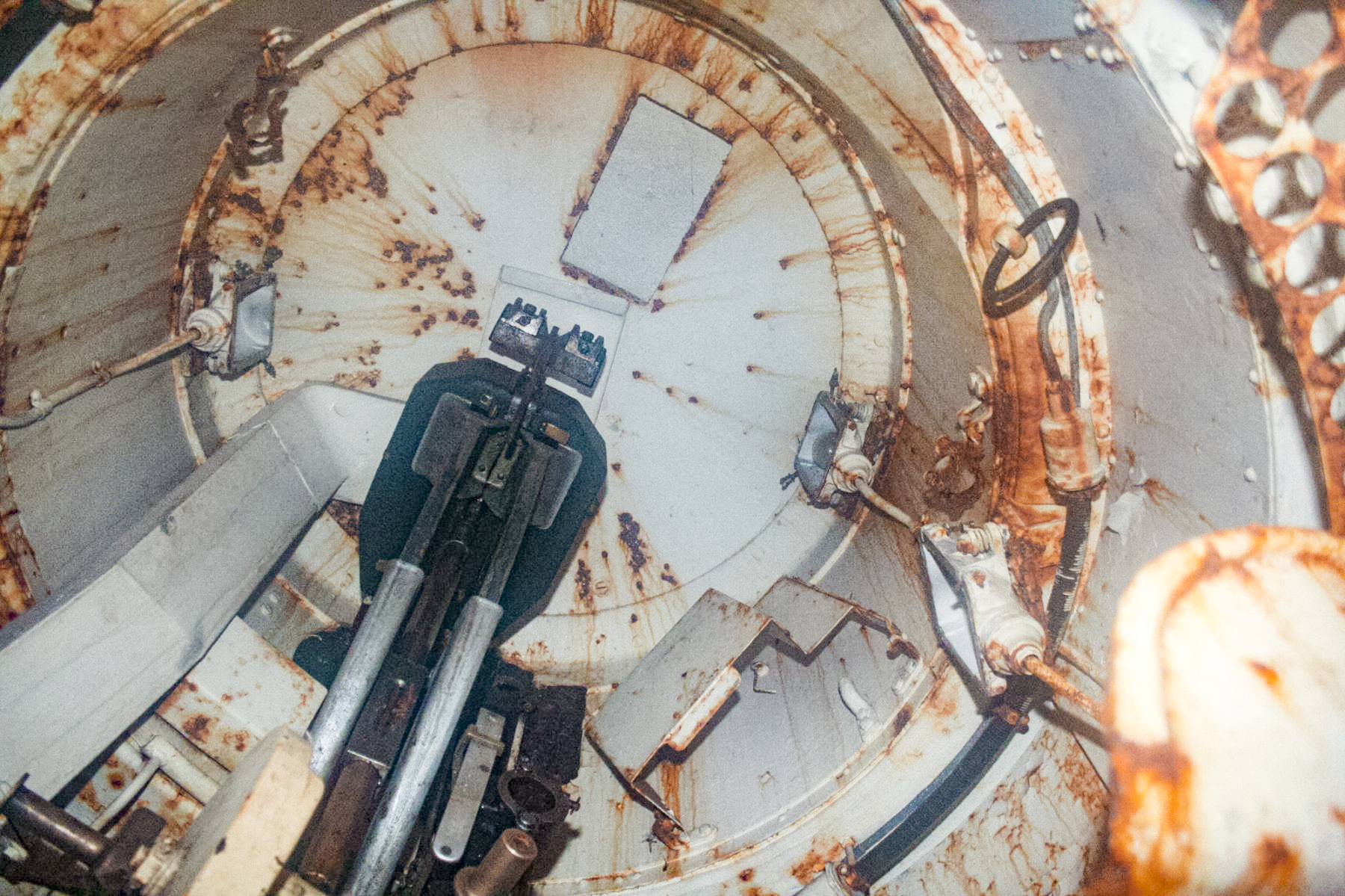 Ligne Maginot - GALGENBERG - A15 - (Ouvrage d'artillerie) - Bloc 3
Dans la chambre de tir de la tourelle mitrailleuse - Michel Teiten