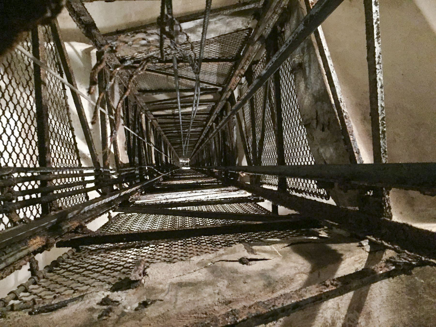 Ligne Maginot - GALGENBERG - A15 - (Ouvrage d'artillerie) - Bloc 3
La cage d'ascenseur - Louis ZENNER