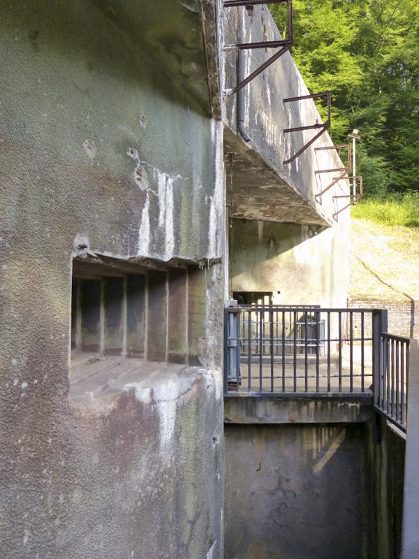 Ligne Maginot - GALGENBERG - A15 - (Ouvrage d'artillerie) - Entrée munitions
Créneaux et fossé diamant