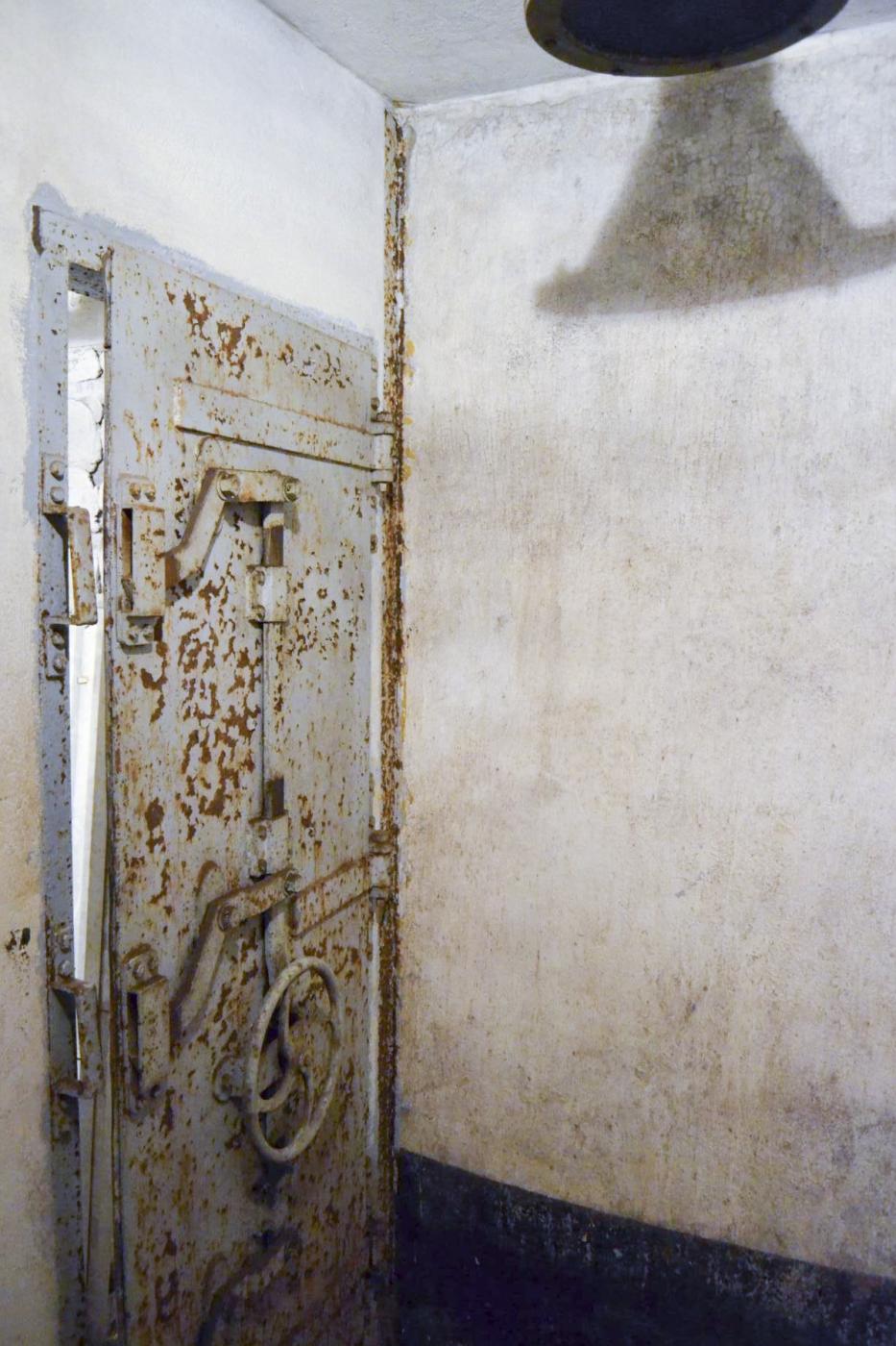Ligne Maginot - GALGENBERG - A15 - (Ouvrage d'artillerie) - Entrée munitions
Porte de sortie de la douche pour gazés, bien verrouillée de l'extérieur. On n'en sort pas librement.