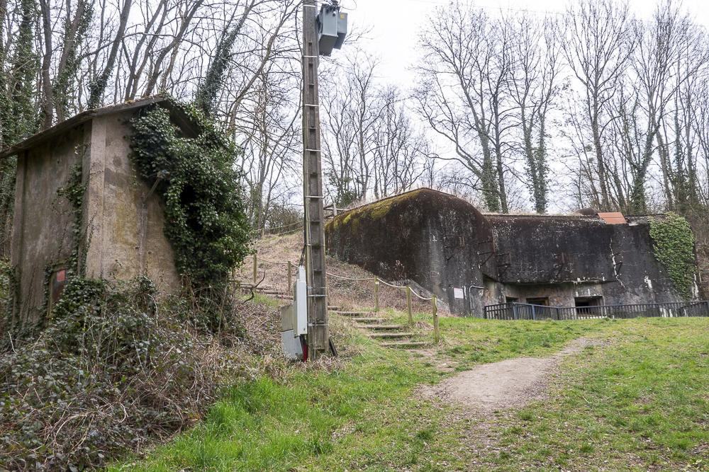 Ligne Maginot - GALGENBERG - A15 - (Ouvrage d'artillerie) - Entrée des hommes
Transformateur extérieur au premier plan - Michel Teiten