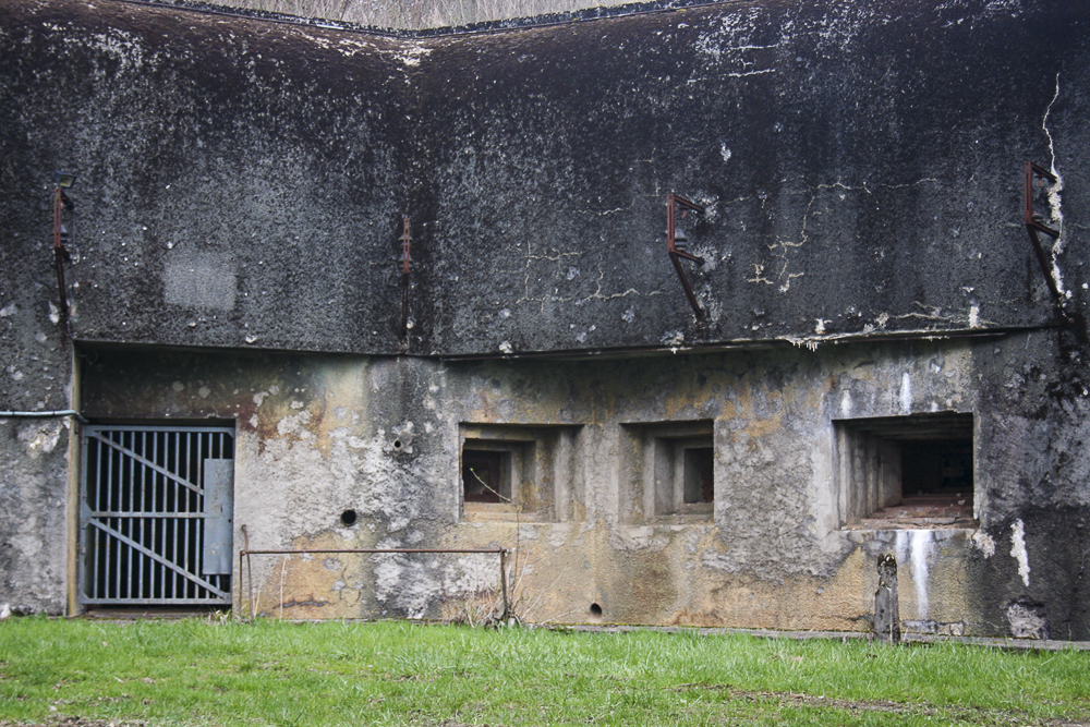 Ligne Maginot - GALGENBERG - A15 - (Ouvrage d'artillerie) - Entrée des hommes
Grille d'entrée et créneaux FM et JM/AC47
