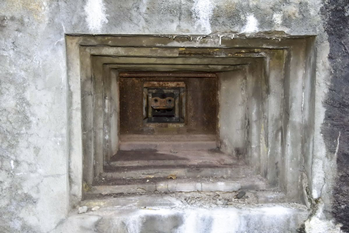 Ligne Maginot - GALGENBERG - A15 - (Ouvrage d'artillerie) - Entrée des hommes
Créneau pour canon 47 ou JM