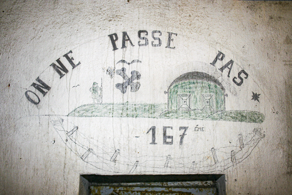 Ligne Maginot - GALGENBERG - A15 - (Ouvrage d'artillerie) - Entrée des hommes
On ne passe pas ! Dessin aux armes du 167e RIF au-dessus du créneau FM
