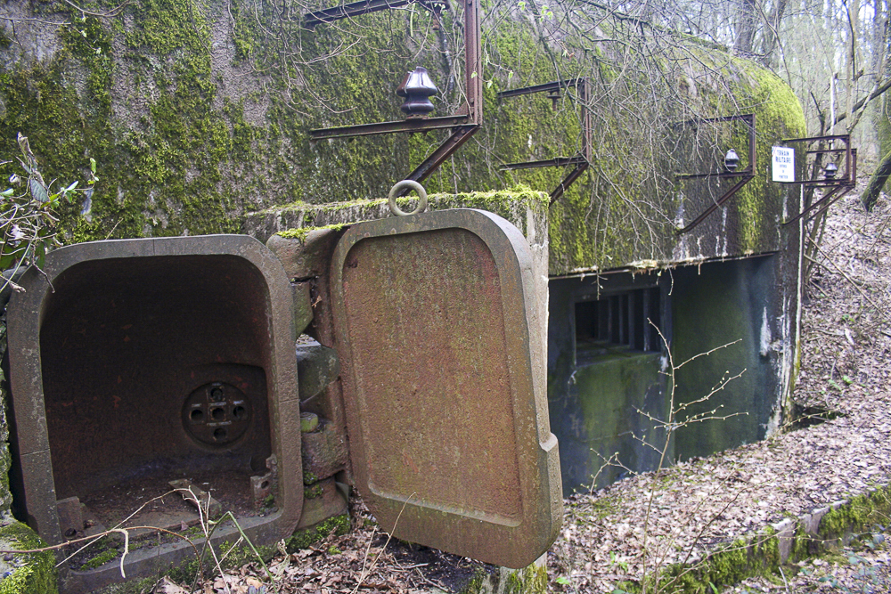 Ligne Maginot - GALGENBERG - A15 - (Ouvrage d'artillerie) - Bloc 1
Sur cette vue on voit la niche blindée pour projecteur, les supports d'antenne et l'un des créneaux JM.