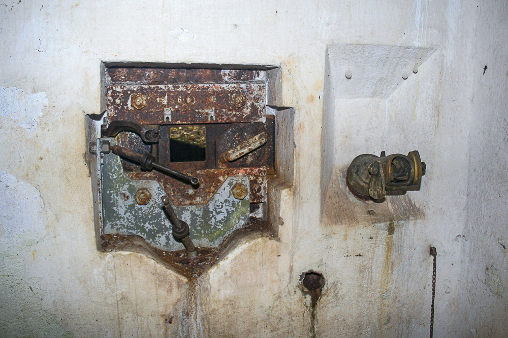 Ligne Maginot - GALGENBERG - A15 - (Ouvrage d'artillerie) - Bloc 1
Créneau FM et lance grenade de fossé 