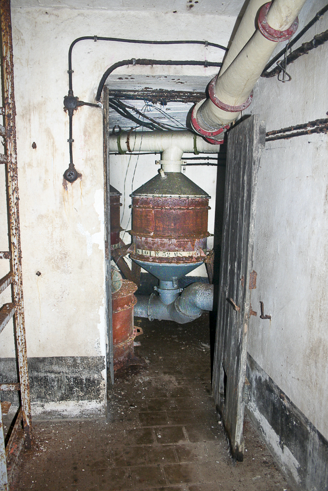 Ligne Maginot - GALGENBERG - A15 - (Ouvrage d'artillerie) - Bloc 1
Dans la chambrée. Salle des filtres visible à l'arrière.